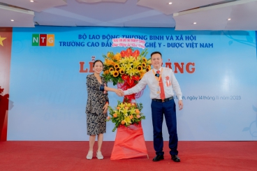 LÃNH ĐẠO TRUNG TÂM ĐÀO TẠO THẨM MỸ CARITA ĐẾN DỰ LỄ KHAI GIẢNG NĂM HỌC MỚI 2023-2024 TẠI TRƯỜNG CAO ĐẲNG CÔNG NGHỆ Y DƯỢC VIỆT NAM VÀ KÝ KẾT ĐÀO TẠO GIỮA 2 ĐƠN VỊ TRONG THỜI GIAN TỚI.