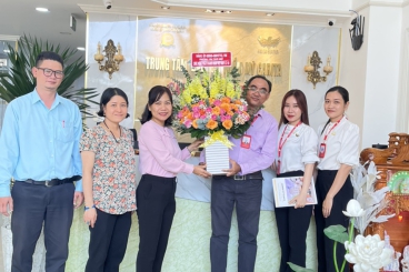 LÃNH ĐẠO ĐẢNG ỦY-UBND-MTTQ PHƯỜNG TÂN THỚI HIỆP ĐẾN THĂM VÀ TẶNG HOA TRUNG TÂM ĐÀO TẠO THẨM MỸ CARITA NHÂN NGÀY DOANH NHÂN VIỆT NAM 13/10