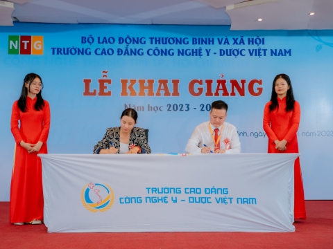 Ngày 14/11/2023 Lãnh đạo Trung tâm dự Lễ khai giảng năm học mới 2023-2024 tại Trường Cao Đẳng Công Nghệ Y Dược Việt Nam, ký kết hợp tác đào tạo giữa 02 đơn vị 