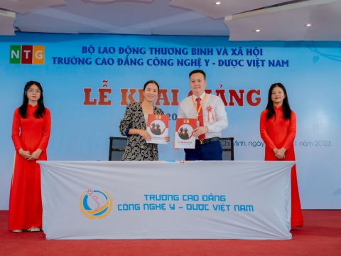 Ngày 14/11/2023 Lãnh đạo Trung tâm dự Lễ khai giảng năm học mới 2023-2024 tại Trường Cao Đẳng Công Nghệ Y Dược Việt Nam, ký kết hợp tác đào tạo giữa 02 đơn vị 