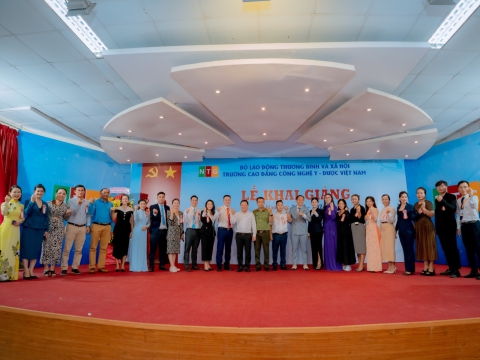 Ngày 14/11/2023 Lãnh đạo Trung tâm dự Lễ khai giảng năm học mới 2023-2024 tại Trường Cao Đẳng Công Nghệ Y Dược Việt Nam, ký kết hợp tác đào tạo giữa 02 đơn vị 