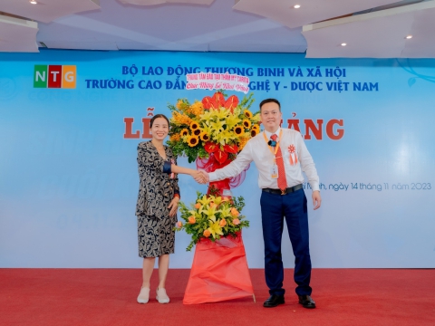 Ngày 14/11/2023 Lãnh đạo Trung tâm dự Lễ khai giảng năm học mới 2023-2024 tại Trường Cao Đẳng Công Nghệ Y Dược Việt Nam, ký kết hợp tác đào tạo giữa 02 đơn vị 