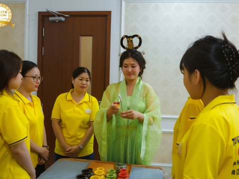 CHỊ HẰNG DẪN CUỘI XUỐNG TRẦN GIANG ĐI HỌC NGHỀ SPA! 