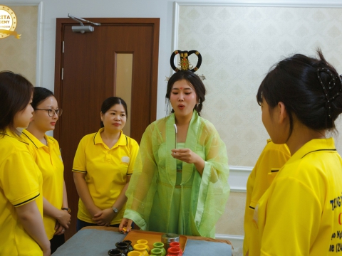 CHỊ HẰNG DẪN CUỘI XUỐNG TRẦN GIANG ĐI HỌC NGHỀ SPA! 