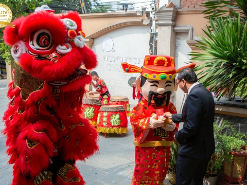 Màn Múa Lân “Chấn Động” Mở Màn Tuyển Sinh 2026 tại Carita Academy