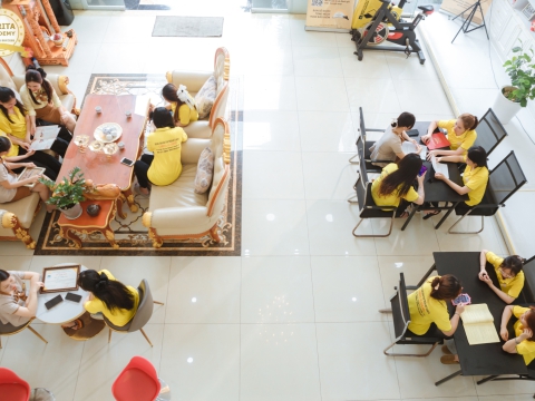 Nội trợ U40 có học phun xăm được không?