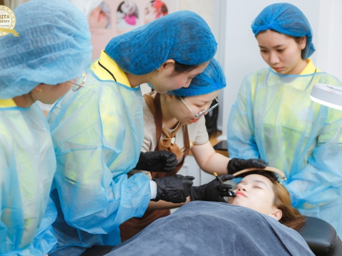 GIẢNG VIÊN SÁT SAO THỊ PHẠM  KỸ LƯỠNG THAO TÁC PHUN XĂM