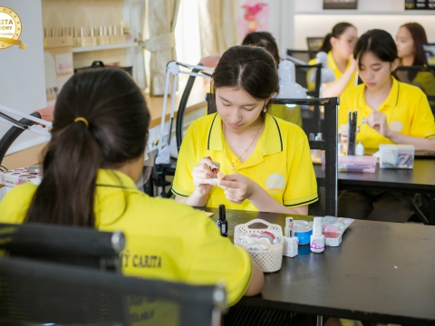 Muốn đi nước ngoài làm Nails nhưng chưa biết học ở đâu?