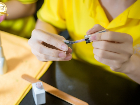 Muốn đi nước ngoài làm Nails nhưng chưa biết học ở đâu?