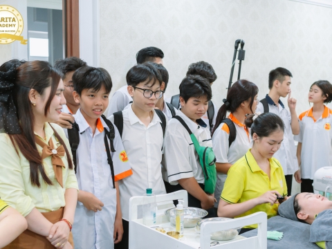 HỌC SINH THAM QUAN