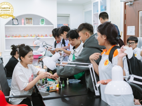 HỌC SINH THAM QUAN