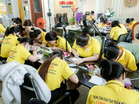 Ươm màu những kỹ thuật viên phun xăm chuyên nghiệp