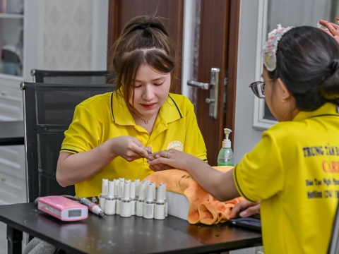 Biết tại sao người đẹp gái thường bận không?  Vì người ta đang bận... 