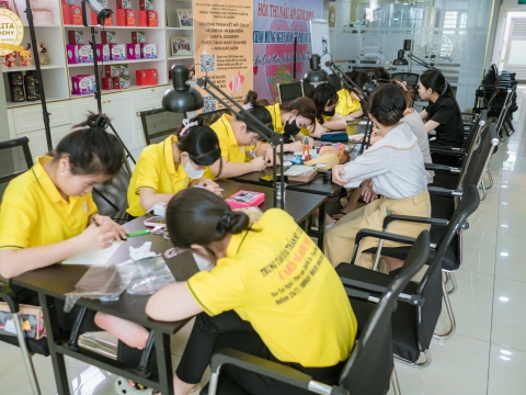 Ươm màu những kỹ thuật viên phun xăm chuyên nghiệp