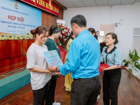 CÔ HẠNH THAY MẶT CÔNG TY TRAO QUÀ CHO CÔNG ĐOÀN VIÊN PHƯỜNG TRUNG MỸ TÂY