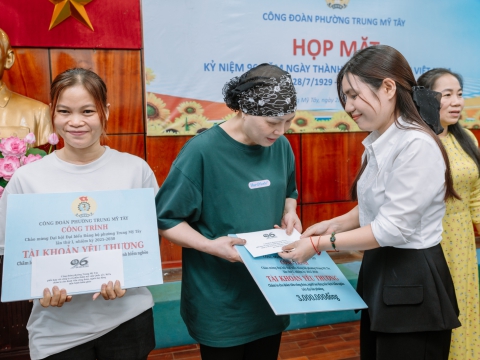 CÔ HẠNH THAY MẶT CÔNG TY TRAO QUÀ CHO CÔNG ĐOÀN VIÊN PHƯỜNG TRUNG MỸ TÂY