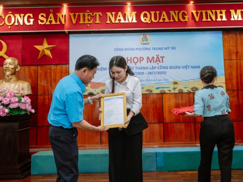 CÔ HẠNH THAY MẶT CÔNG TY TRAO QUÀ CHO CÔNG ĐOÀN VIÊN PHƯỜNG TRUNG MỸ TÂY