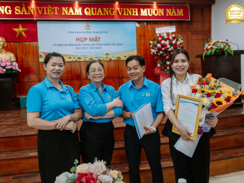 CÔ HẠNH THAY MẶT CÔNG TY TRAO QUÀ CHO CÔNG ĐOÀN VIÊN PHƯỜNG TRUNG MỸ TÂY