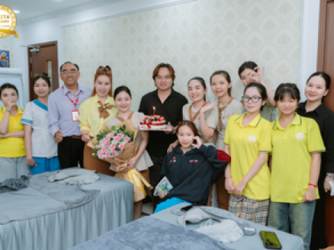 Đại diện Ban Giám Đốc- Chúc mừng sinh nhật Cô Hân, GV lớp Chăm sóc da