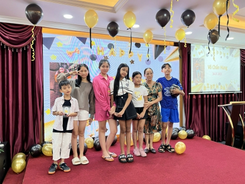 Tổ chức sinh nhật cho học viên nhân viên