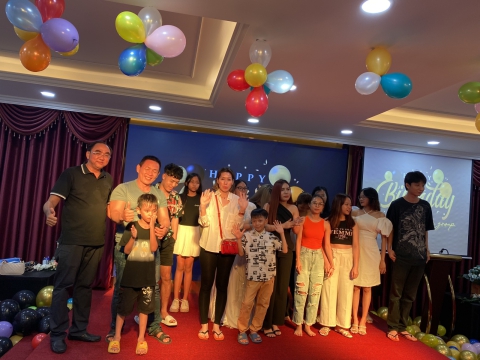 Tổ chức sinh nhật cho học viên nhân viên