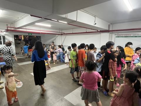 Trung tâm đào tạo thẩm mỹ Carita phối hợp KP3, Phường Tân Thới Hiệp tổ chức trung thu cho các bé