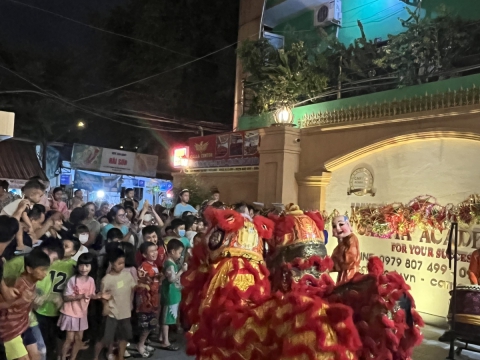 Trung tâm đào tạo thẩm mỹ Carita phối hợp KP3, Phường Tân Thới Hiệp tổ chức trung thu cho các bé