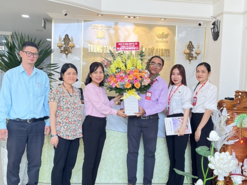 Lãnh đạo Đảng ủy-UBND-MTTQ phường Tân Thới Hiệp đến thăm và tặng hoa nhân ngày doanh nhân Việt Nam 13/10