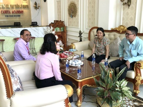 Lãnh đạo Đảng ủy-UBND-MTTQ phường Tân Thới Hiệp đến thăm và tặng hoa nhân ngày doanh nhân Việt Nam 13/10