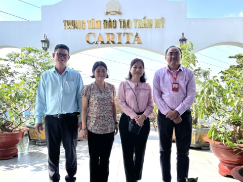 Lãnh đạo Đảng ủy-UBND-MTTQ phường Tân Thới Hiệp đến thăm và tặng hoa nhân ngày doanh nhân Việt Nam 13/10