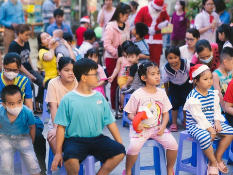 Trung tâm đào tạo thẩm mỹ CARITA tổ chức cho các bé vui chơi mừng lễ giáng sinh