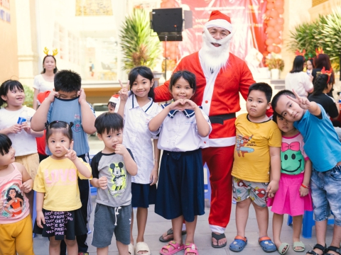 Trung tâm đào tạo thẩm mỹ CARITA tổ chức cho các bé vui chơi mừng lễ giáng sinh