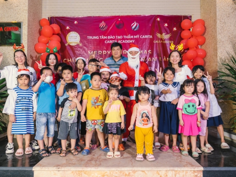 Trung tâm đào tạo thẩm mỹ CARITA tổ chức cho các bé vui chơi mừng lễ giáng sinh