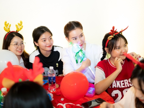 Trung tâm đào tạo thẩm mỹ CARITA tổ chức cho các bé vui chơi mừng lễ giáng sinh