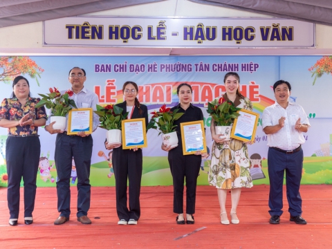 Ngày 01/06/2024 Trung tâm Đào tạo Thẩm mỹ Carita đồng hành tặng quà các em học sinh hiếu học học Phường Tân Chánh Hiệp, Quận 12, TPHCM