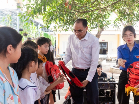 Ngày 01/06/2024 Trung tâm Đào tạo Thẩm mỹ Carita đồng hành tặng quà các em học sinh hiếu học học Phường Tân Chánh Hiệp, Quận 12, TPHCM