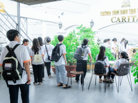 Học viên đến tham quan và tìm hiểu học nghề tại Carita Academy
