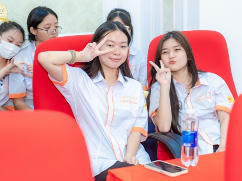 Học viên đến tham quan và tìm hiểu học nghề tại Carita Academy