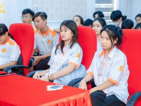 Học viên đến tham quan và tìm hiểu học nghề tại Carita Academy