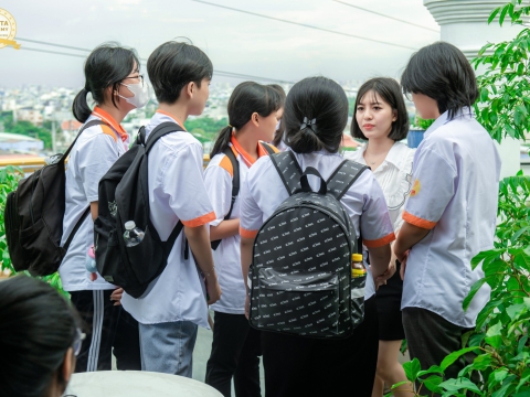 Học viên đến tham quan và tìm hiểu học nghề tại Carita Academy