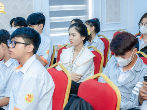 Học viên đến tham quan và tìm hiểu học nghề tại Carita Academy