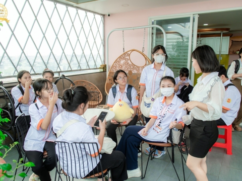 Học viên đến tham quan và tìm hiểu học nghề tại Carita Academy