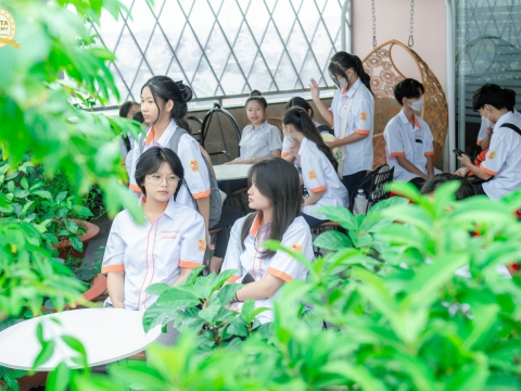 Học viên đến tham quan và tìm hiểu học nghề tại Carita Academy