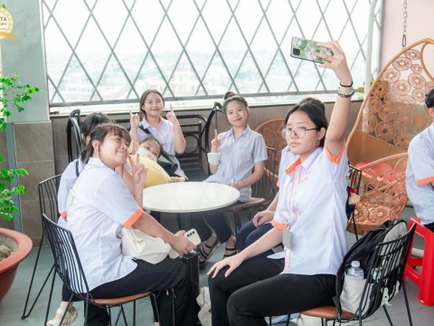 Học viên đến tham quan và tìm hiểu học nghề tại Carita Academy