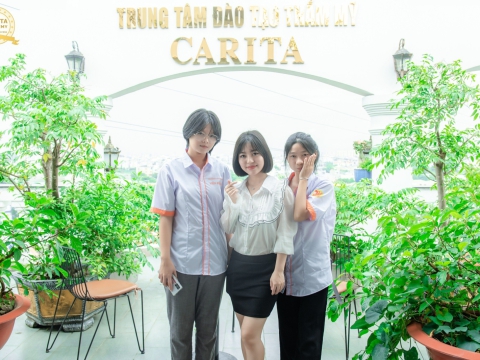 Học viên đến tham quan và tìm hiểu học nghề tại Carita Academy