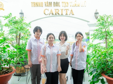 Học viên đến tham quan và tìm hiểu học nghề tại Carita Academy