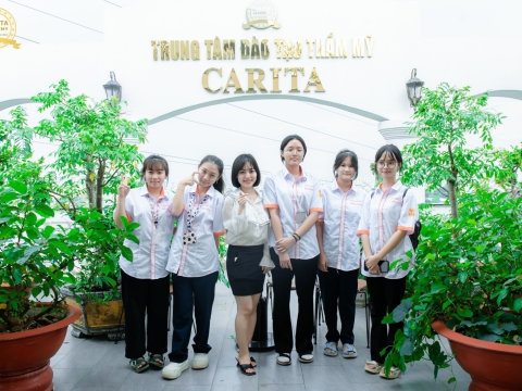 Học viên đến tham quan và tìm hiểu học nghề tại Carita Academy