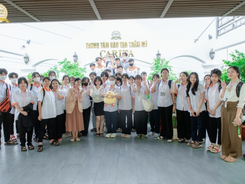Học viên đến tham quan và tìm hiểu học nghề tại Carita Academy