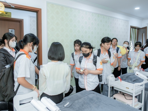 Học viên đến tham quan và tìm hiểu học nghề tại Carita Academy