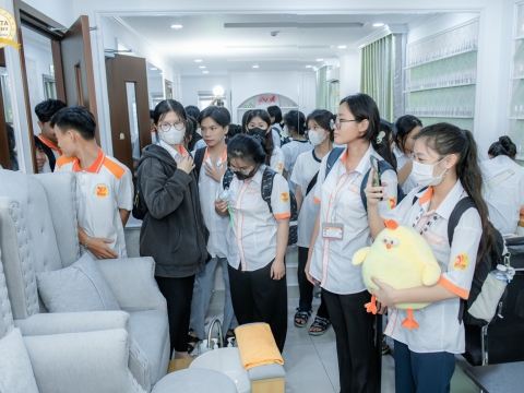 Học viên đến tham quan và tìm hiểu học nghề tại Carita Academy